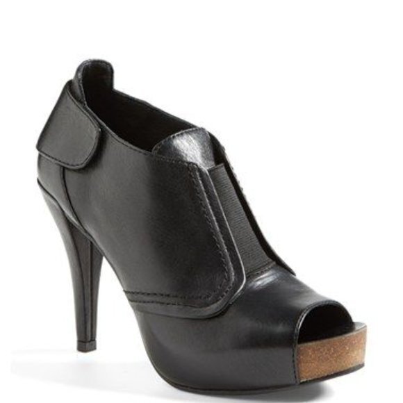 VINCE‎ CAMUTO 'Pernot' Peep Toe Bootie Black Leather Womens Size 9.5M Ankle - Picture 1 of 11